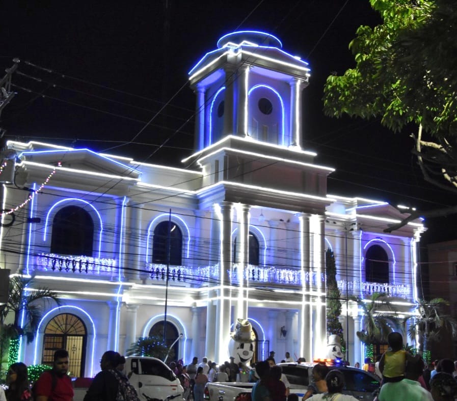 Encienden luces en Palacio Municipal SFM para recibir la temporada de Navidad