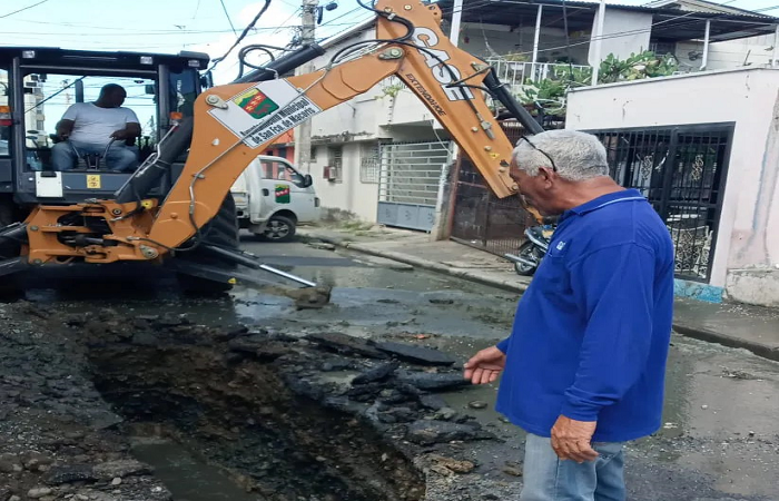 Ayuntamiento Municipal apoya trabajos de destape de imbornales en diferentes puntos de la ciudad